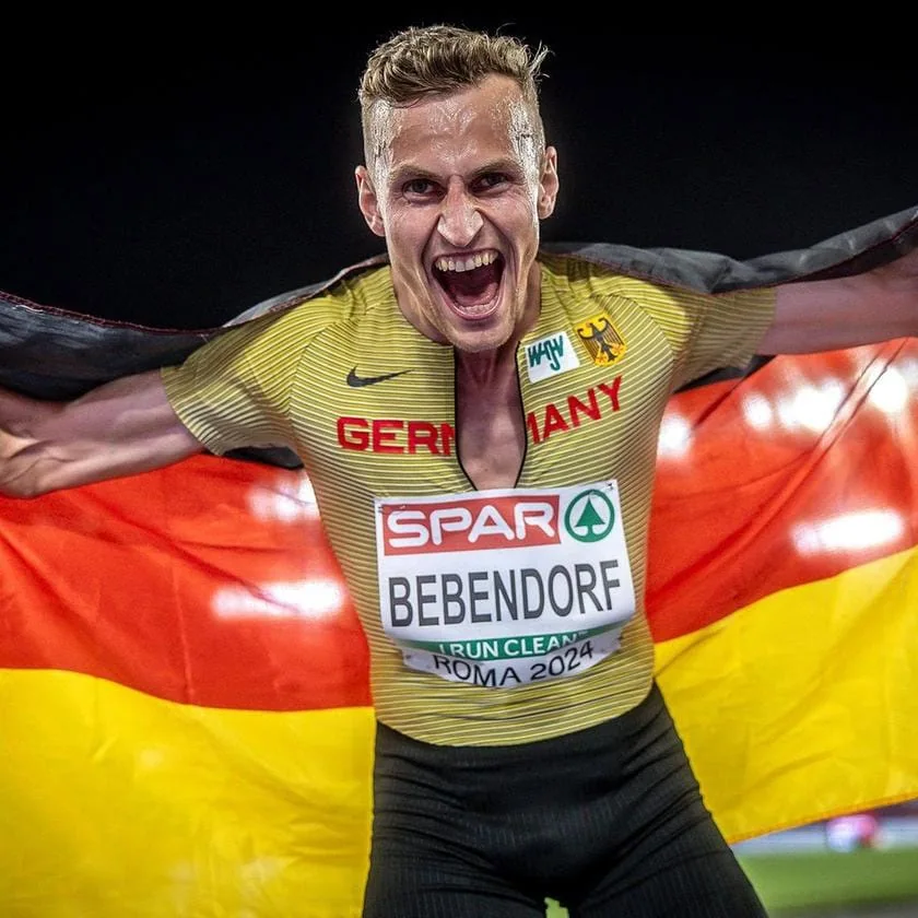 Das Bild zeigt Karl Bebendorf beim Gewinn der Bronzemedaille im 3000-Meter-Hindernislauf.