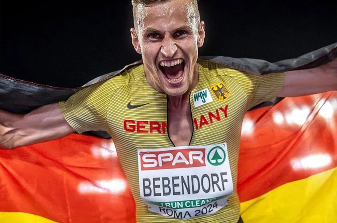 Das Bild zeigt Karl Bebendorf, der nach einem Sieg voller Freude in die Kamera schreit.