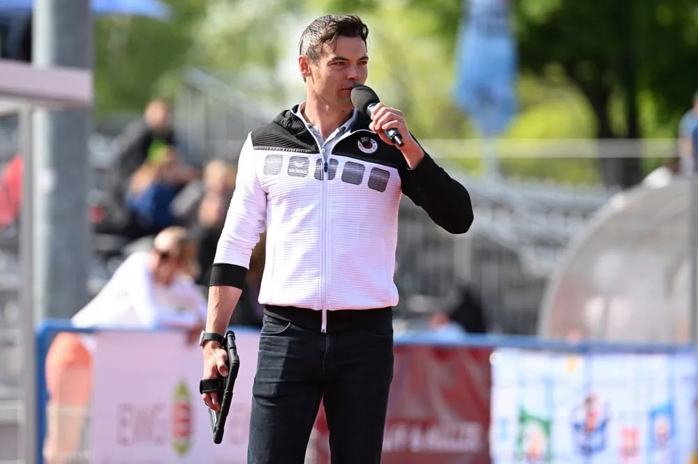 Das Bild zeigt Jan Riedel während einer Moderation.